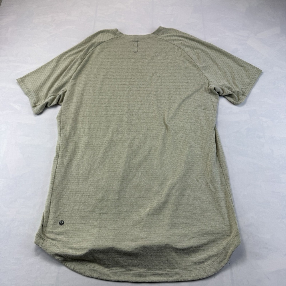Lululemon Men's Large Gray Athletic Training Shirt Short Sleeve Running Tee